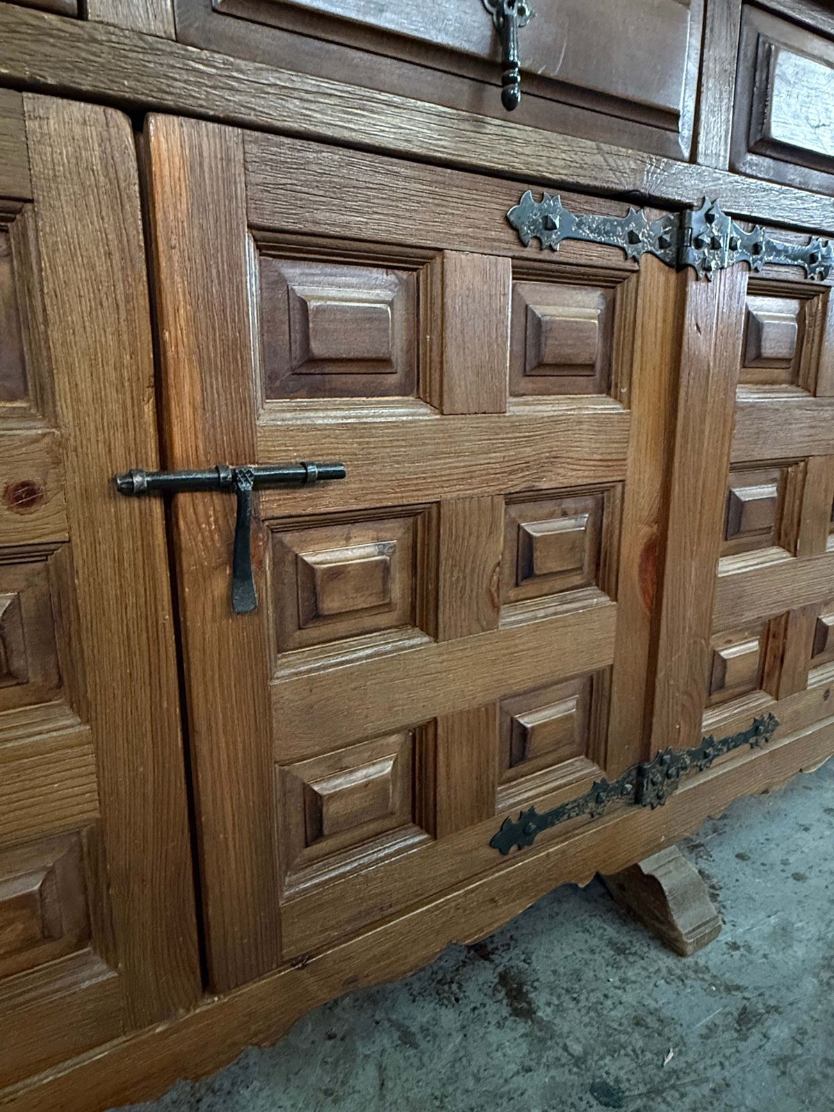 6641.0 Buffet ou cabinet rustique espagnol en bois sculpté avec poignées latérales photo