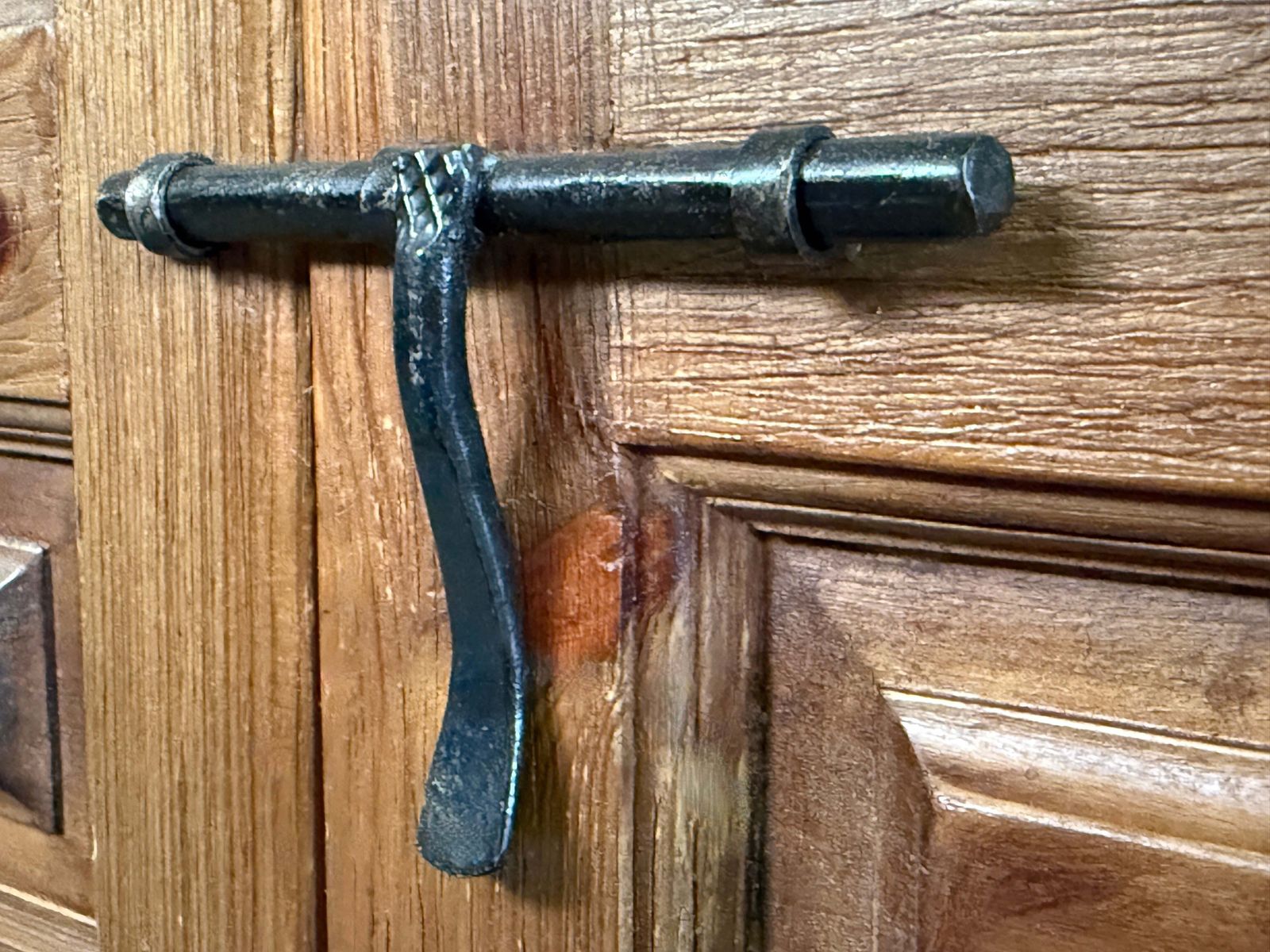 photo buy Buffet ou cabinet rustique espagnol en bois sculpté avec poignées latérales
