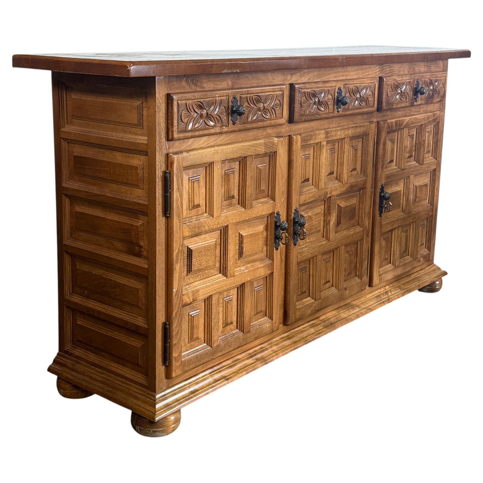 Buffet espagnol rustique en bois sculpté, trois tiroirs et portes
