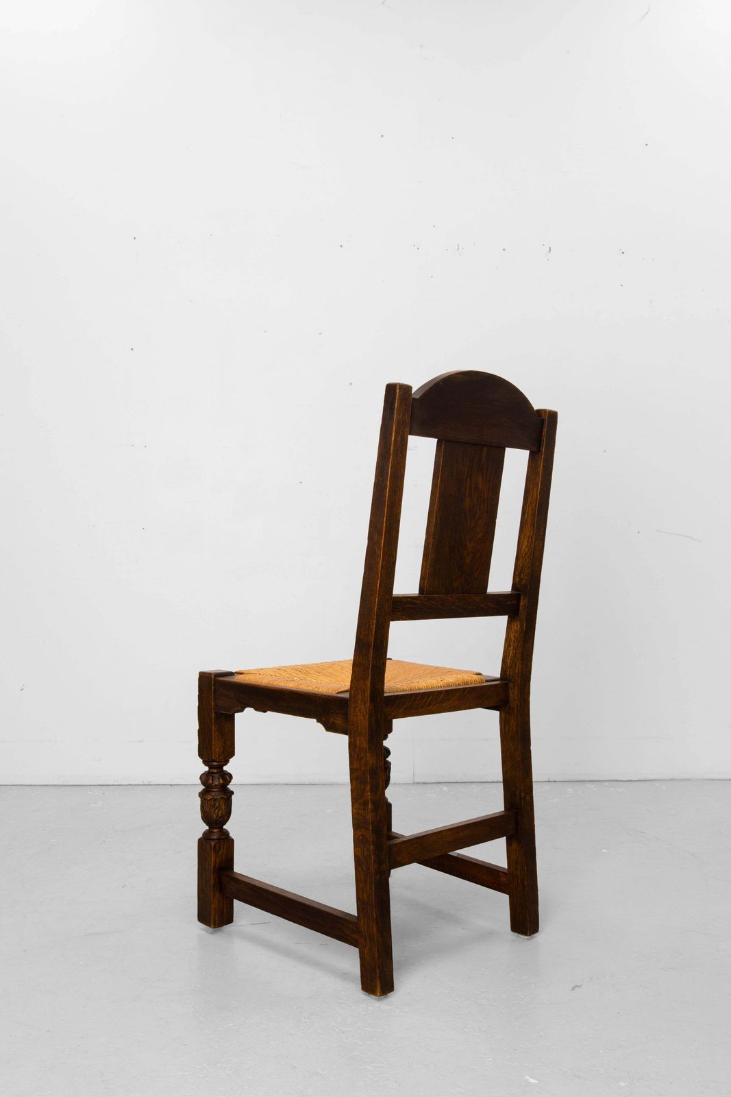 Zes Spaanse eiken eetkamerstoelen met rieten zitting, ca. 1950 photo vinterior