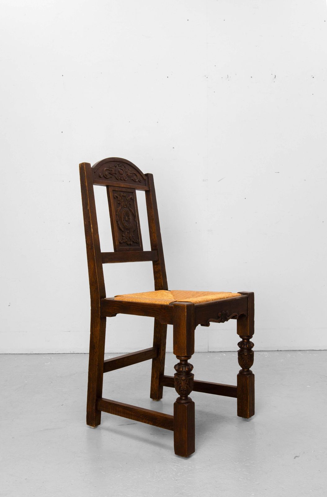 photo furniture Six chaises de salle à manger en chêne espagnol, assises en jonc, vers 1950