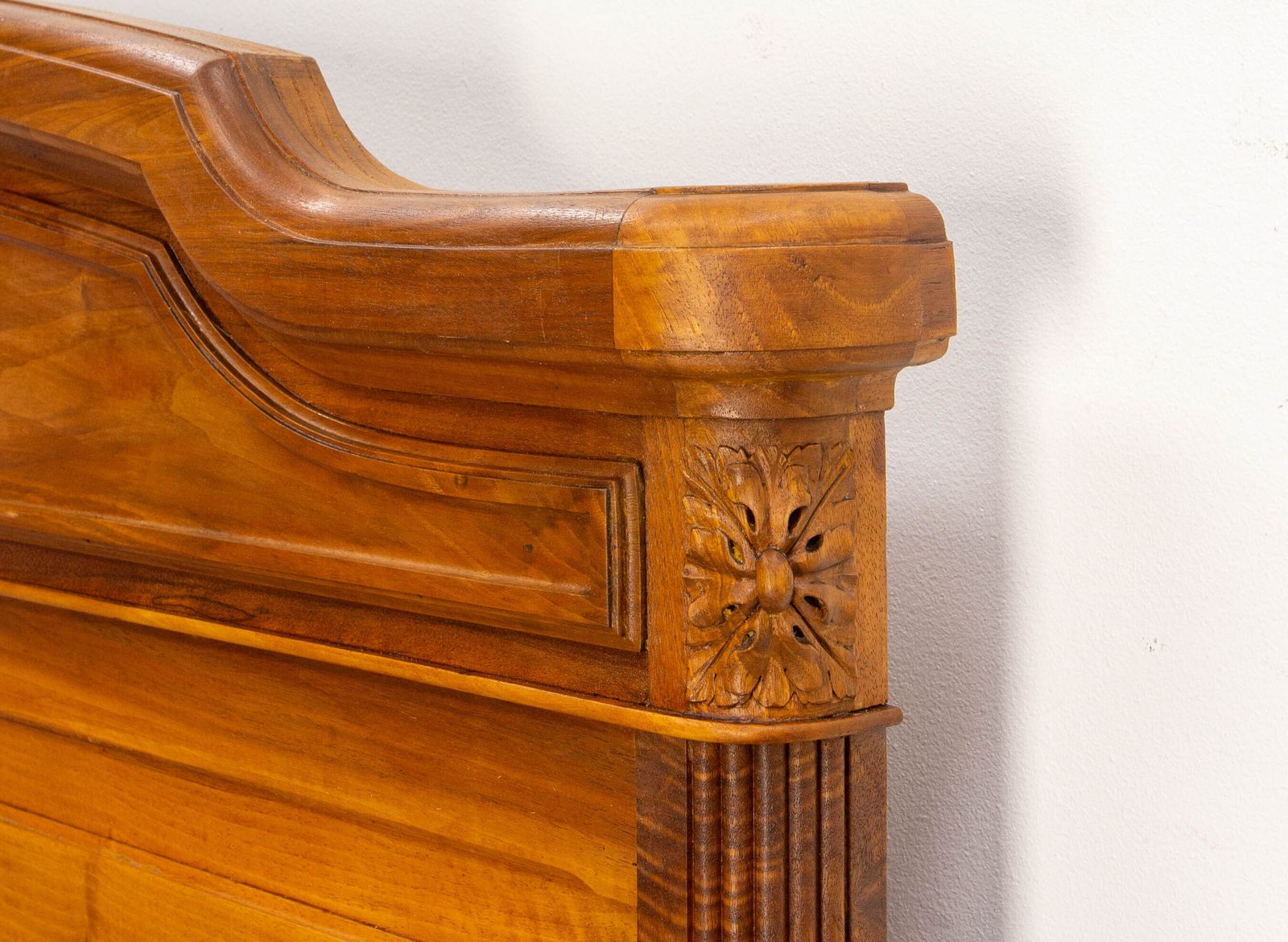 Frans gesneden walnoothouten bed, vol formaat of tweepersoonsbed, Louis XVI-stijl, ca. 1900 photo buy