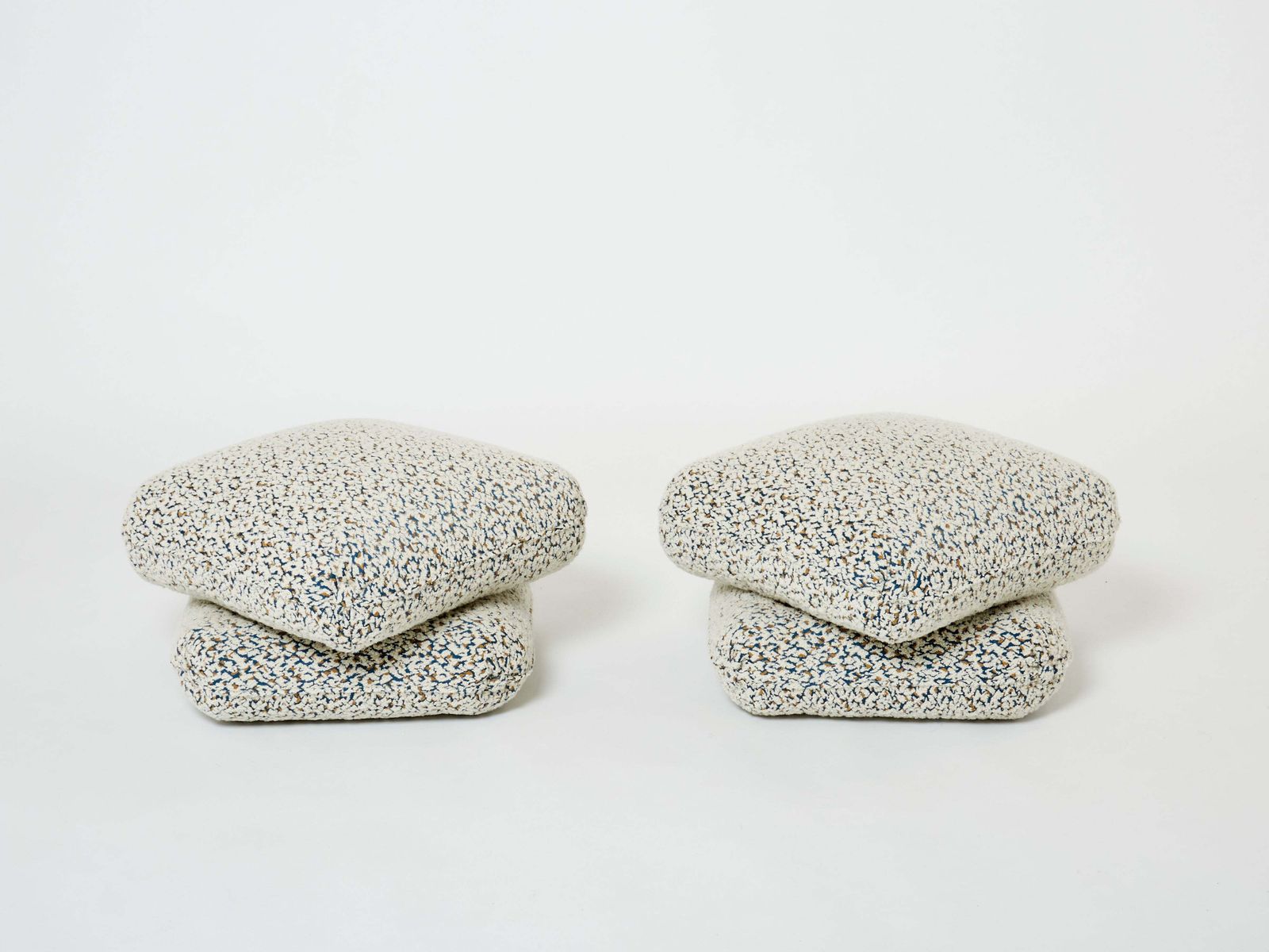Paire de poufs ottomans Jacques Charpentier en bouclé alpaga, Maison Jansen, années 1970 photo vintage