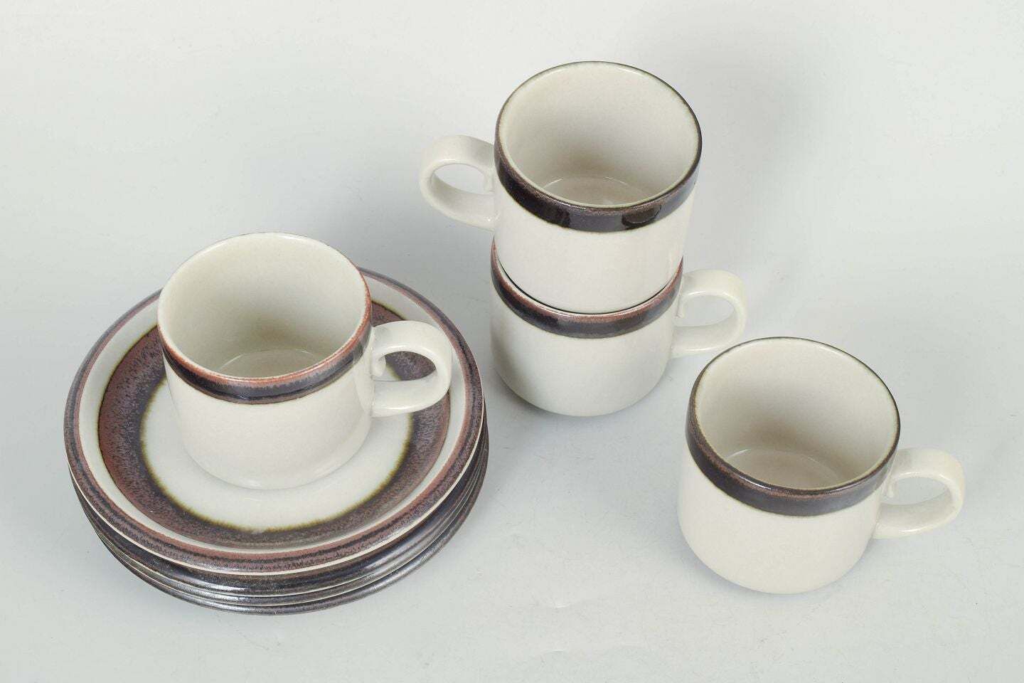 Arabia. Set van vier theekopjes met schoteltjes in steengoed. Serie "Karelia". Jaren 1970 photo furniture