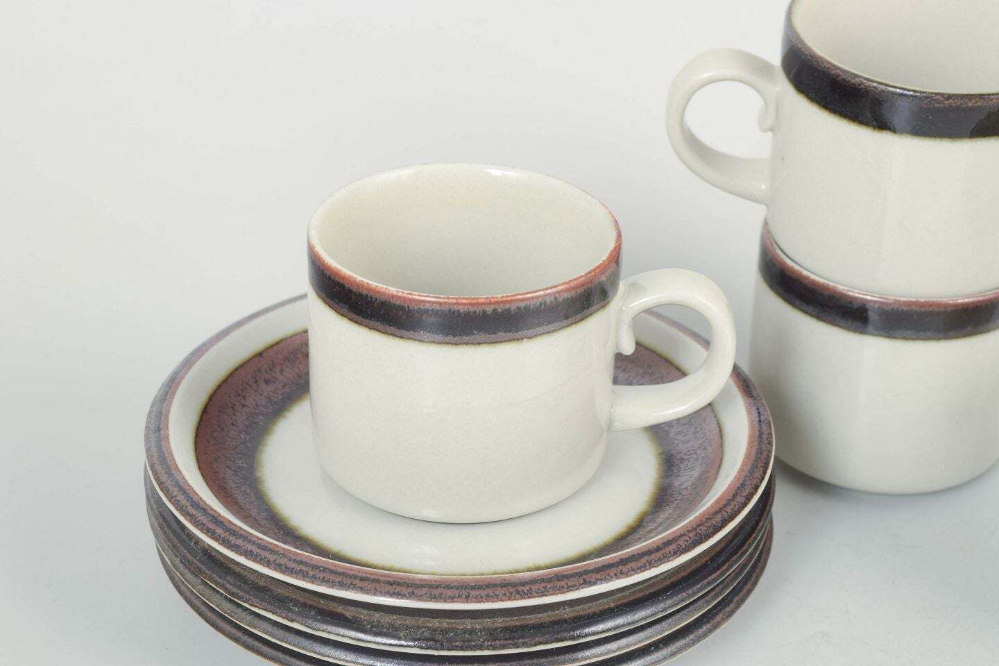 Arabia. Service de quatre tasses à thé avec soucoupes en grès. Série « Karelia ». Années 1970 photo for sale