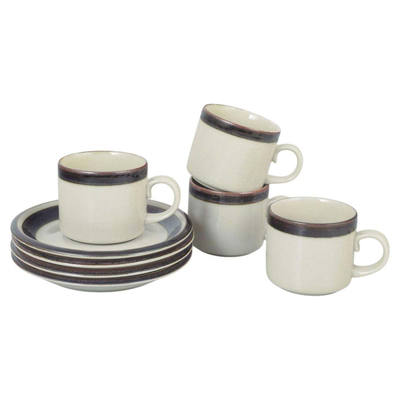 Arabia. Ensemble de quatre tasses à thé et soucoupes en grès. Série « Karelia ».