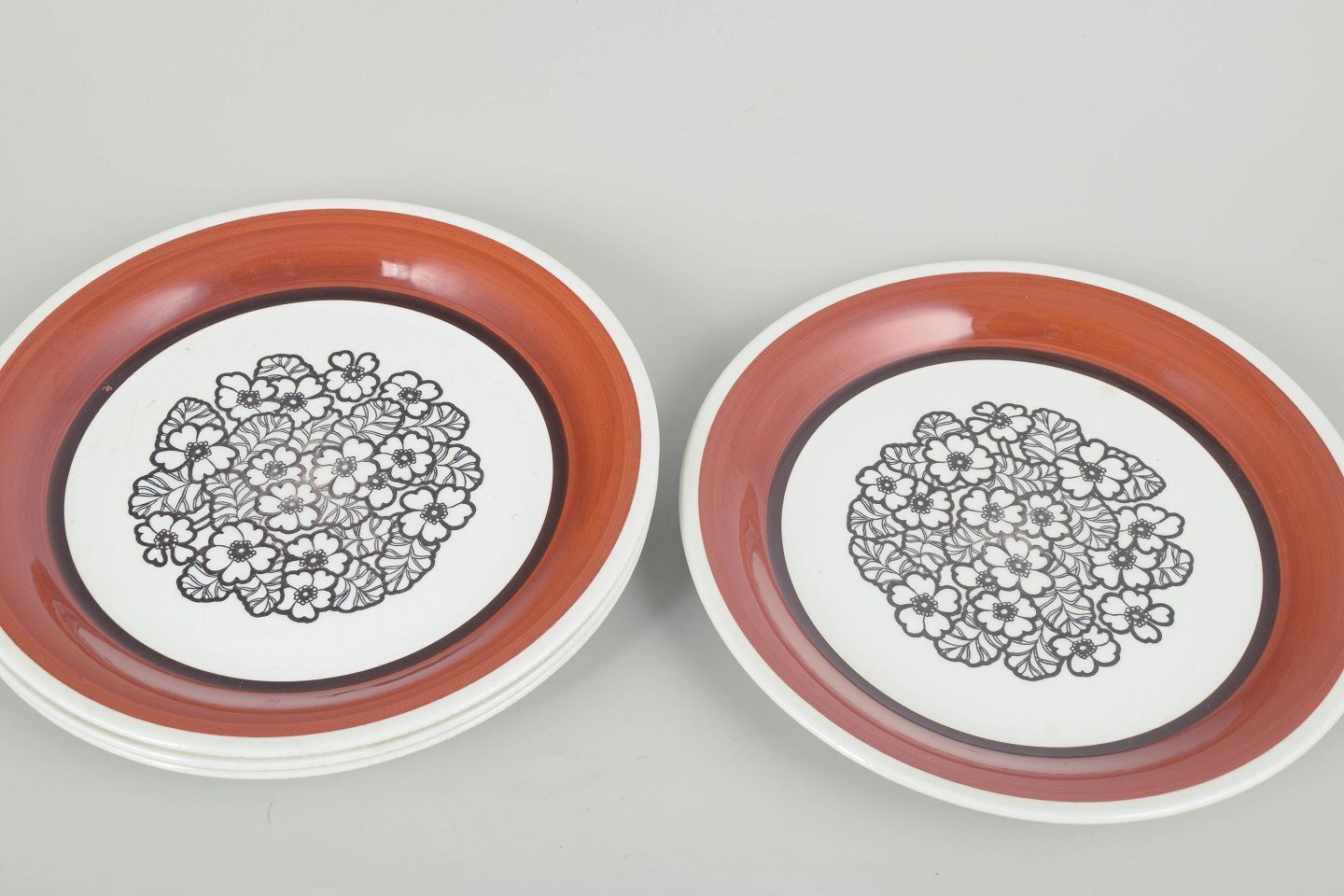 Gefle, Zweden. Set van vier grote stoneware borden. "Agneta" serie, jaren 1970. photo furniture