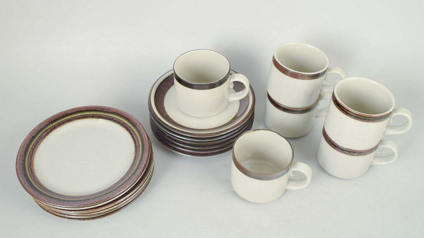 Arabia. Service de six tasses à thé avec soucoupes et six assiettes à gâteau. Série Karelia. photo furniture