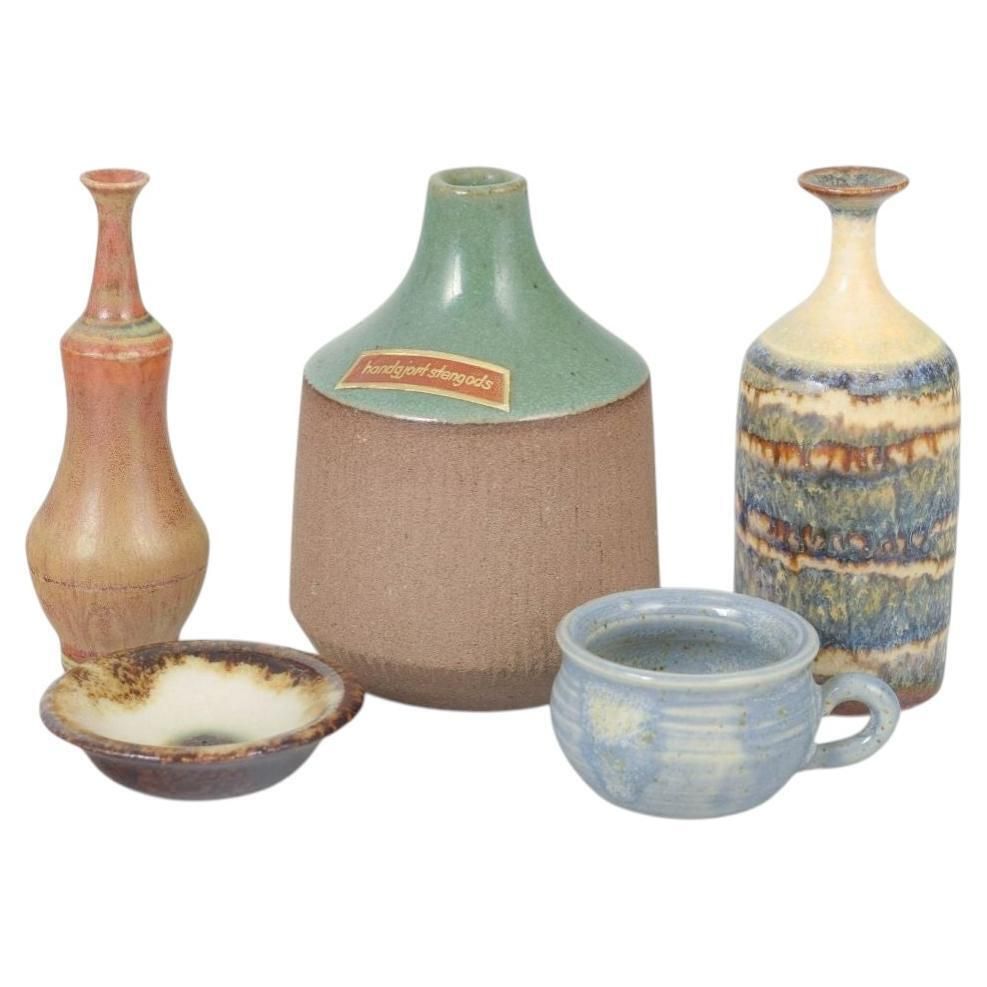 Höganäs et autres. Ensemble de cinq vases et coupes miniatures en grès. Années 1970