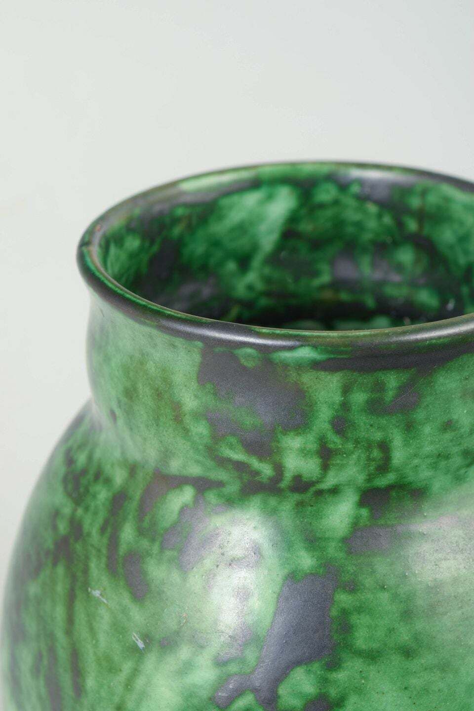 Nittsjö. Vase en céramique à glaçure verte marbrée. Milieu du XXe siècle. photo for sale