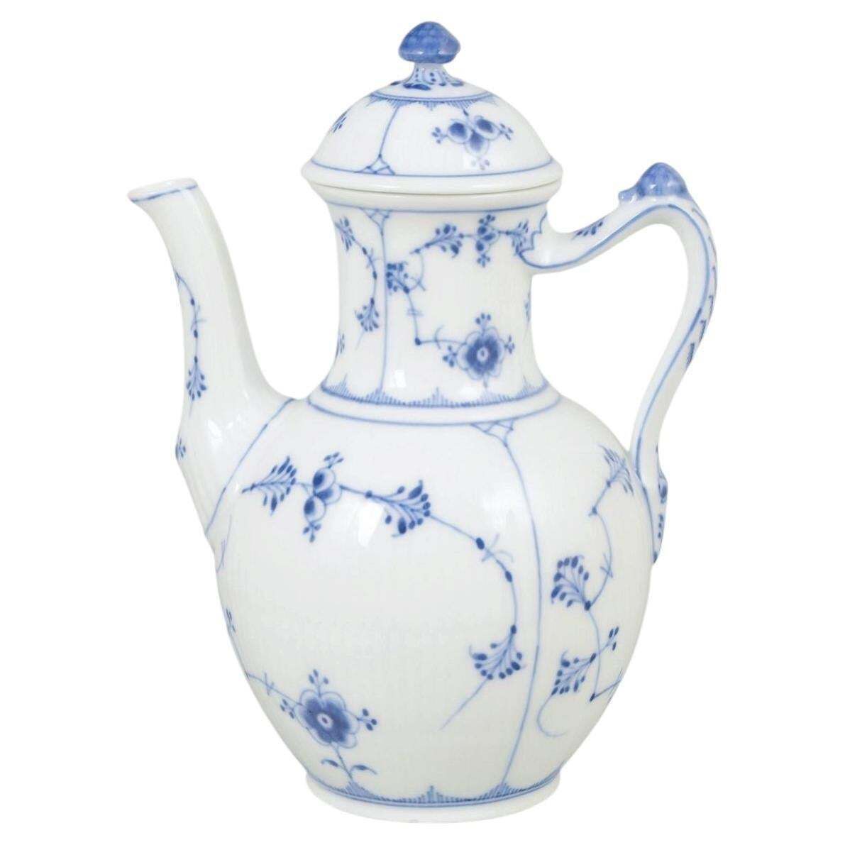 Royal Copenhagen, Blue Fluted Plain. Klassieke porseleinen koffiepot. Ca. jaren 1920