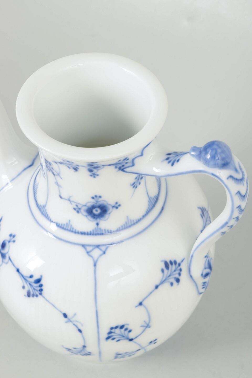 Royal Copenhagen, Blue Fluted Plain. Cafetière en porcelaine classique. Années 1920 photo for sale