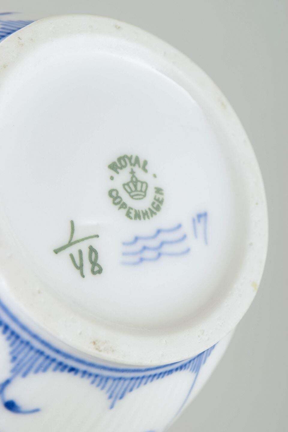 Royal Copenhagen, Blue Fluted Plain. Cafetière en porcelaine classique. Années 1920 photo Décoration