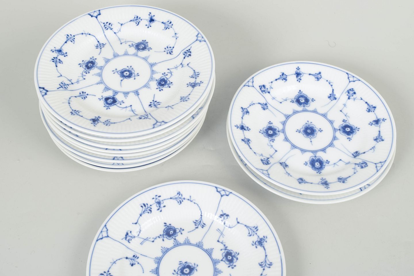 Royal Copenhagen, Blue Fluted Plain. Ensemble de onze petites assiettes en porcelaine. photo Décoration