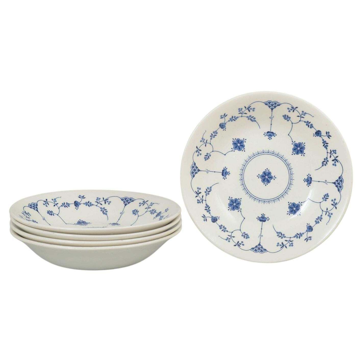 Churchill, Staffordshire. Set van vijf diepe faience borden in blue fluted stijl.