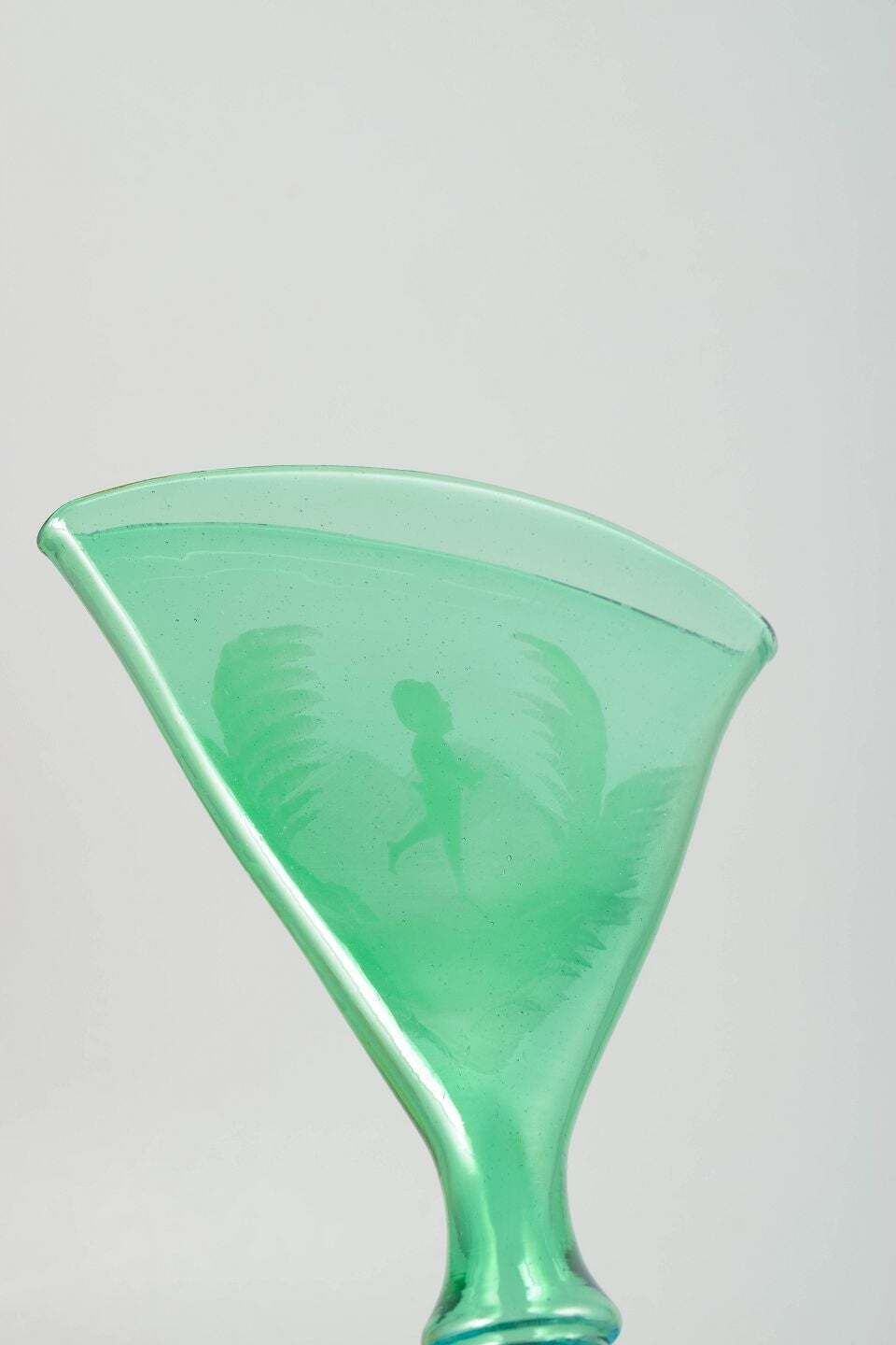 Mary Gregory stijl groene glazen bokaal met figuur van een kind. 19e eeuw. photo for sale