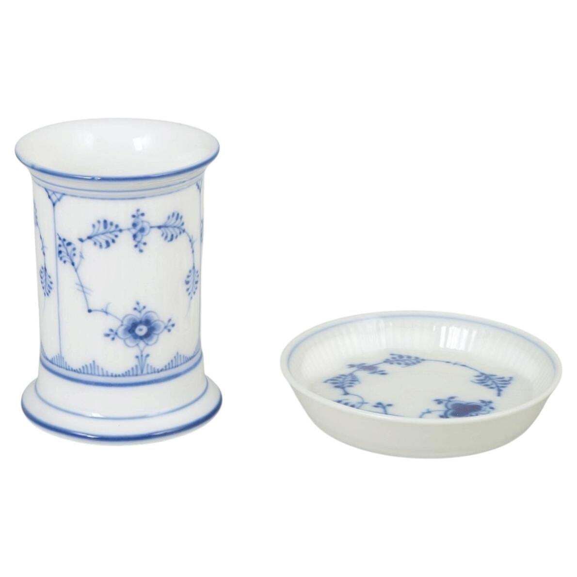 Royal Copenhagen, Blue Fluted Plain. Ensemble vase et dessous-de-vase en porcelaine.