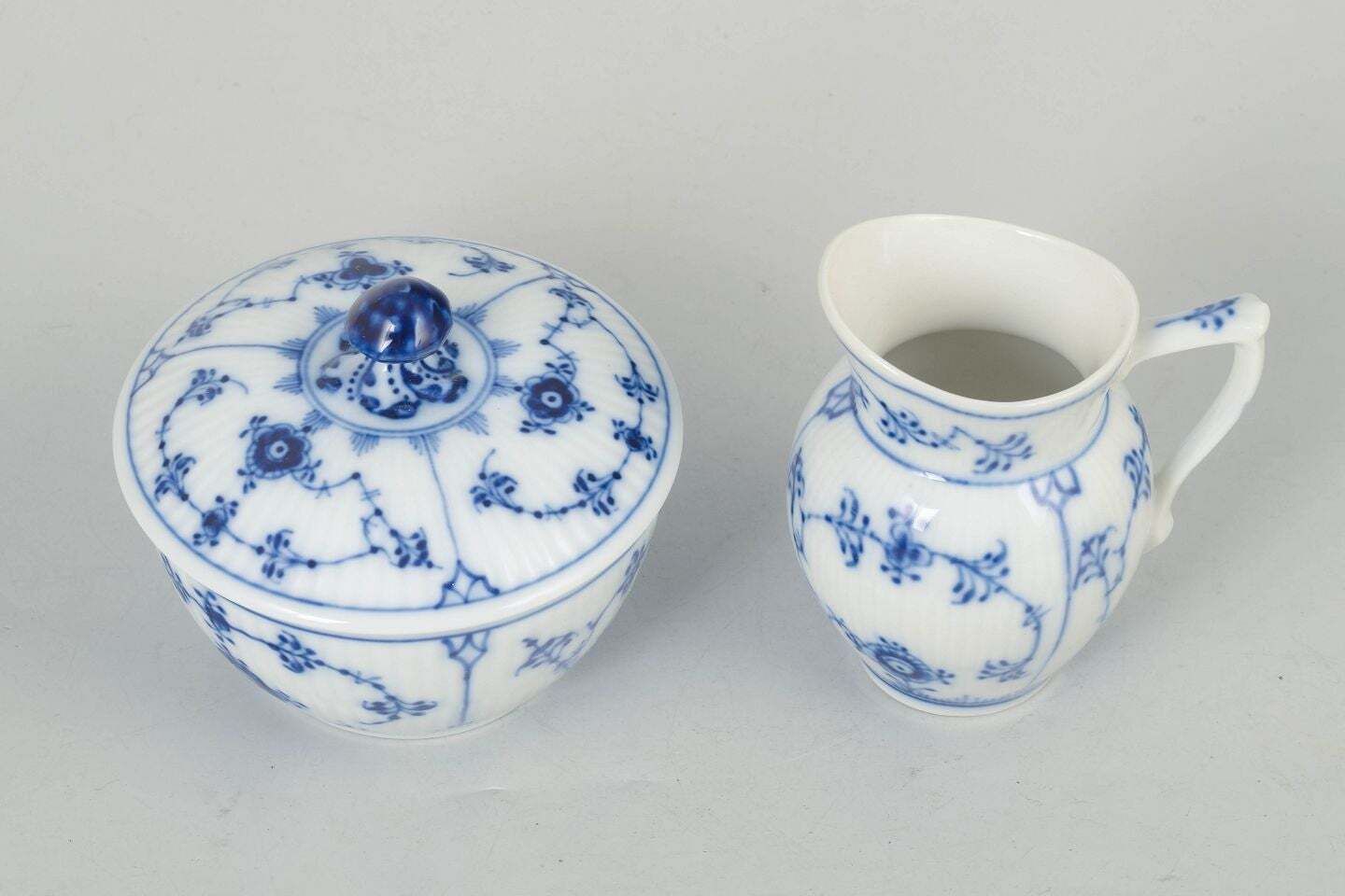Royal Copenhagen, Blue Fluted Plain. Sucrier et crémier en porcelaine. photo furniture