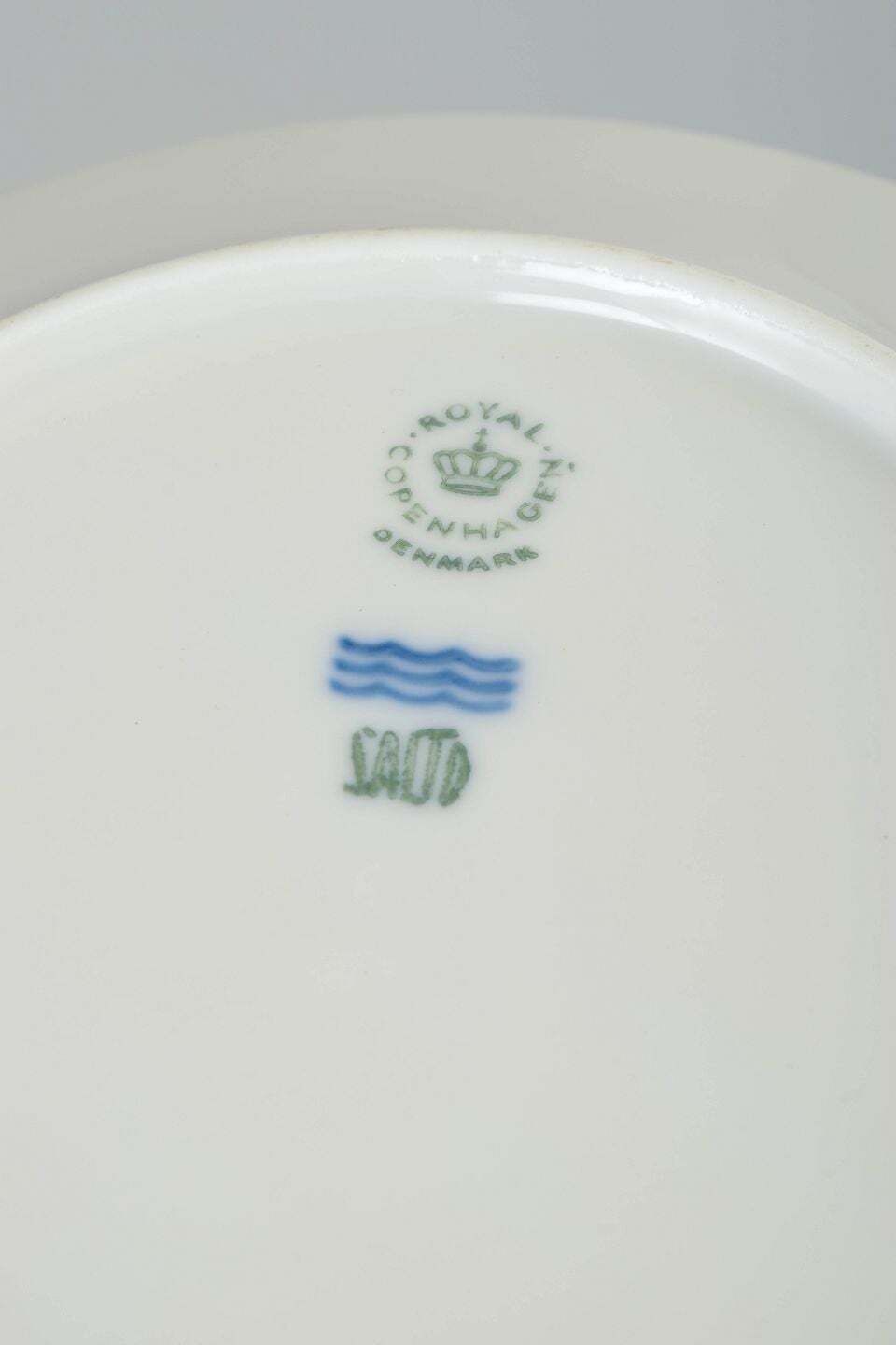 Axel Salto pour Royal Copenhagen. Service de dix assiettes à salade en porcelaine. Années 1960/70. photo Décoration