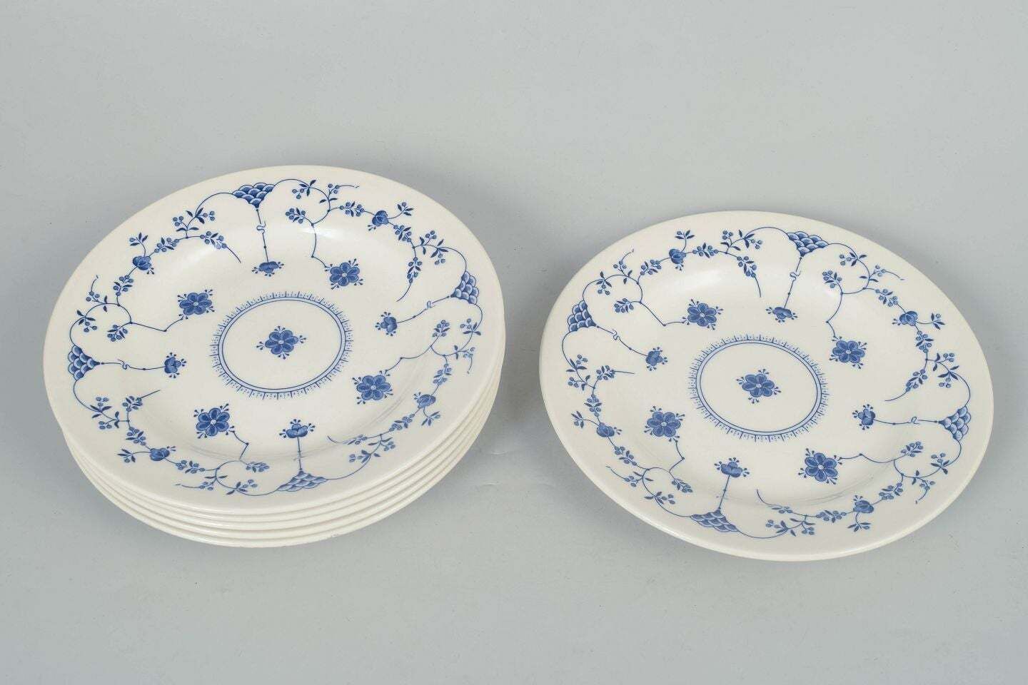 Churchill, Staffordshire. Lot de six assiettes à salade en faïence. Style bleu fluted. photo furniture