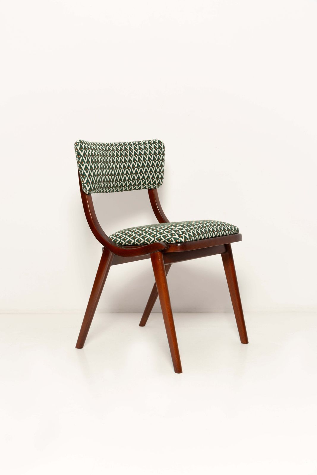 Vier mid-century modern Boomerang stoelen, wit en groen jacquard, Polen, 1960 photo for sale