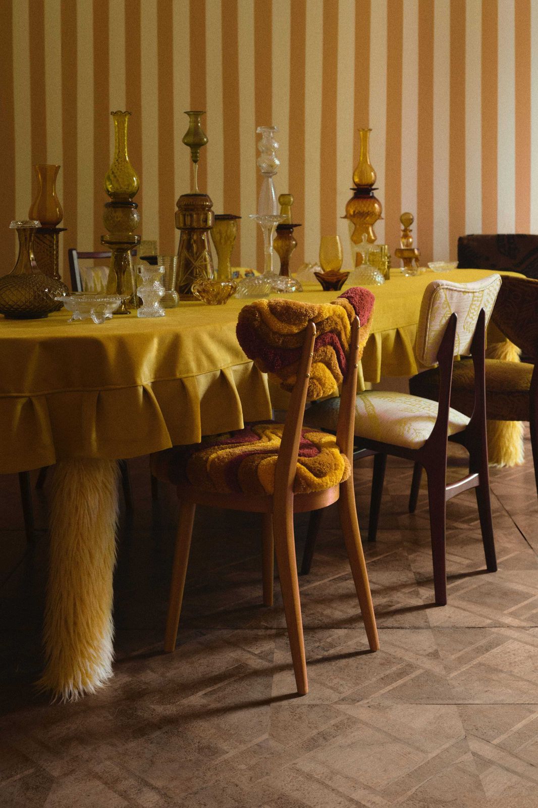 Zes mid-century hartstoelen, wit en groen art deco jacquard, Europa, jaren 1960 photo furniture