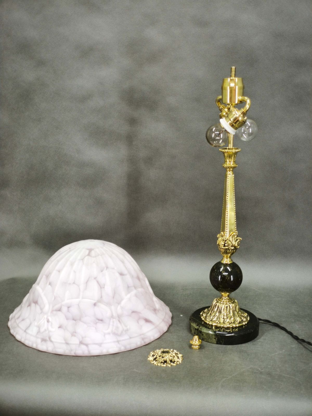 Lampe de table Art Nouveau française en laiton, marbre et verre opaline, années 1920 photo Luminaires