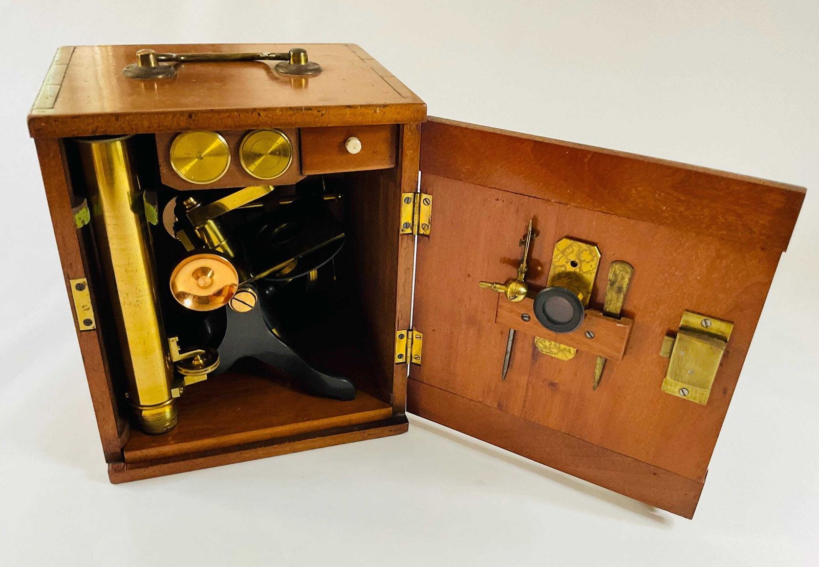 Edwardian Messing Microscoop Set, Compleet Wetenschappelijk Instrument Met Koffer (ca. 1900) photo for sale