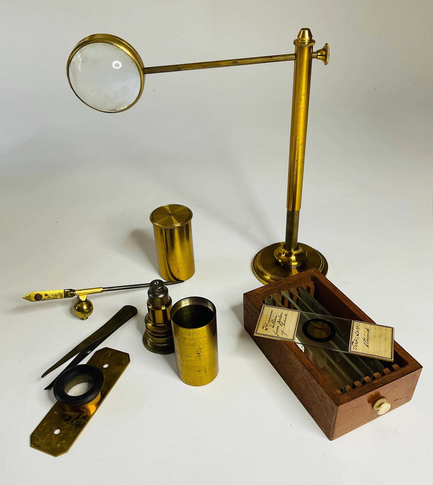 Edwardian Messing Microscoop Set, Compleet Wetenschappelijk Instrument Met Koffer (ca. 1900) photo vinterior