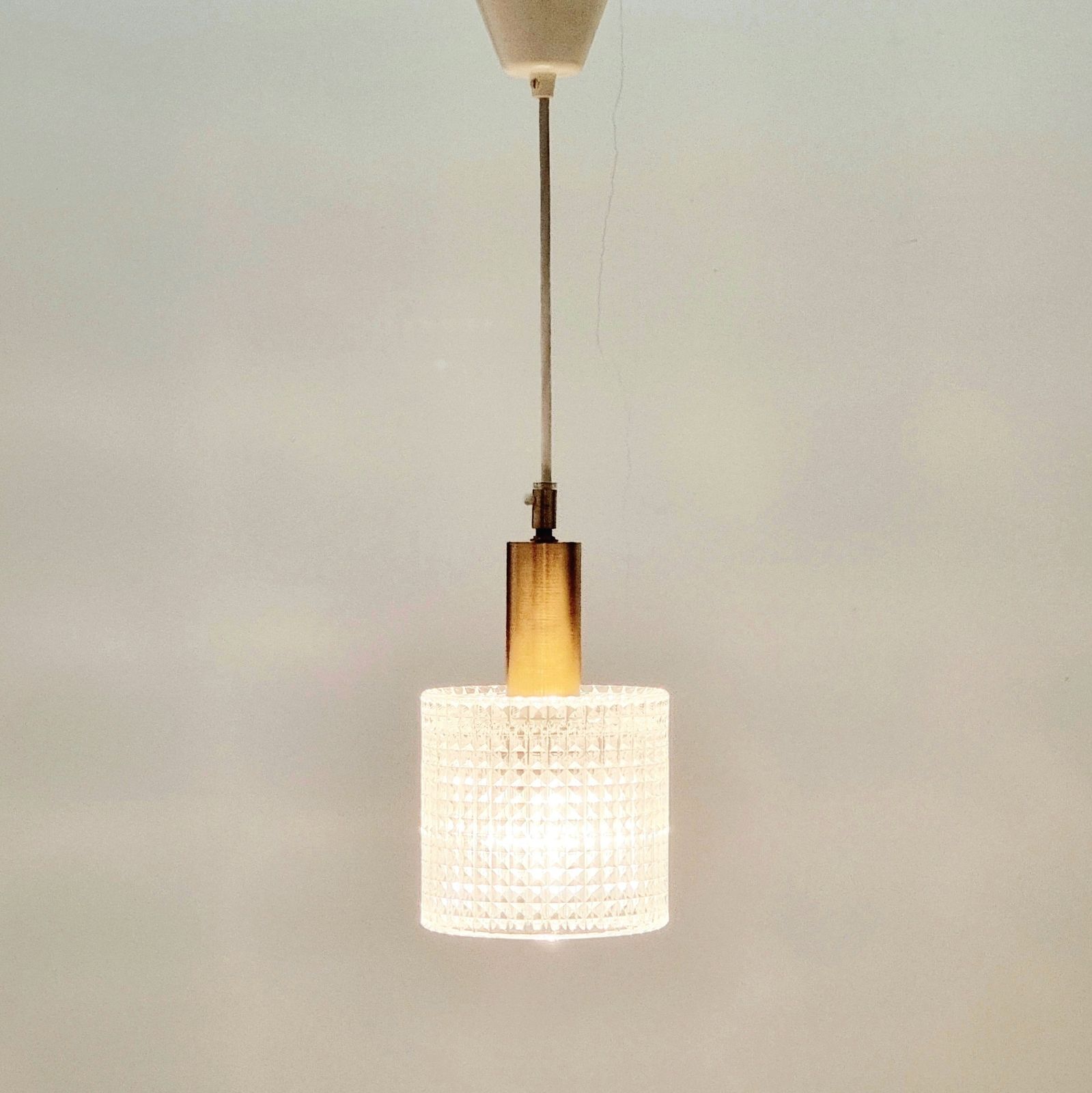 Suspension mid-century scandinave en cristal et laiton, par Carl Fagerlund pour Orrefors, Suède, années 1960 photo vinterior