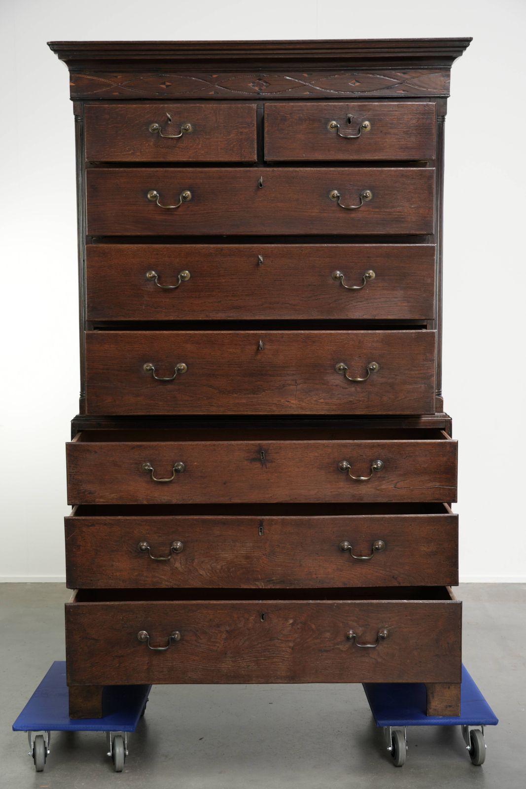 Elegante antieke Engelse ladekast, kast op kast uit de 18e eeuw, vervaardigd van eiken met fraai intarsia inlegwerk. photo furniture