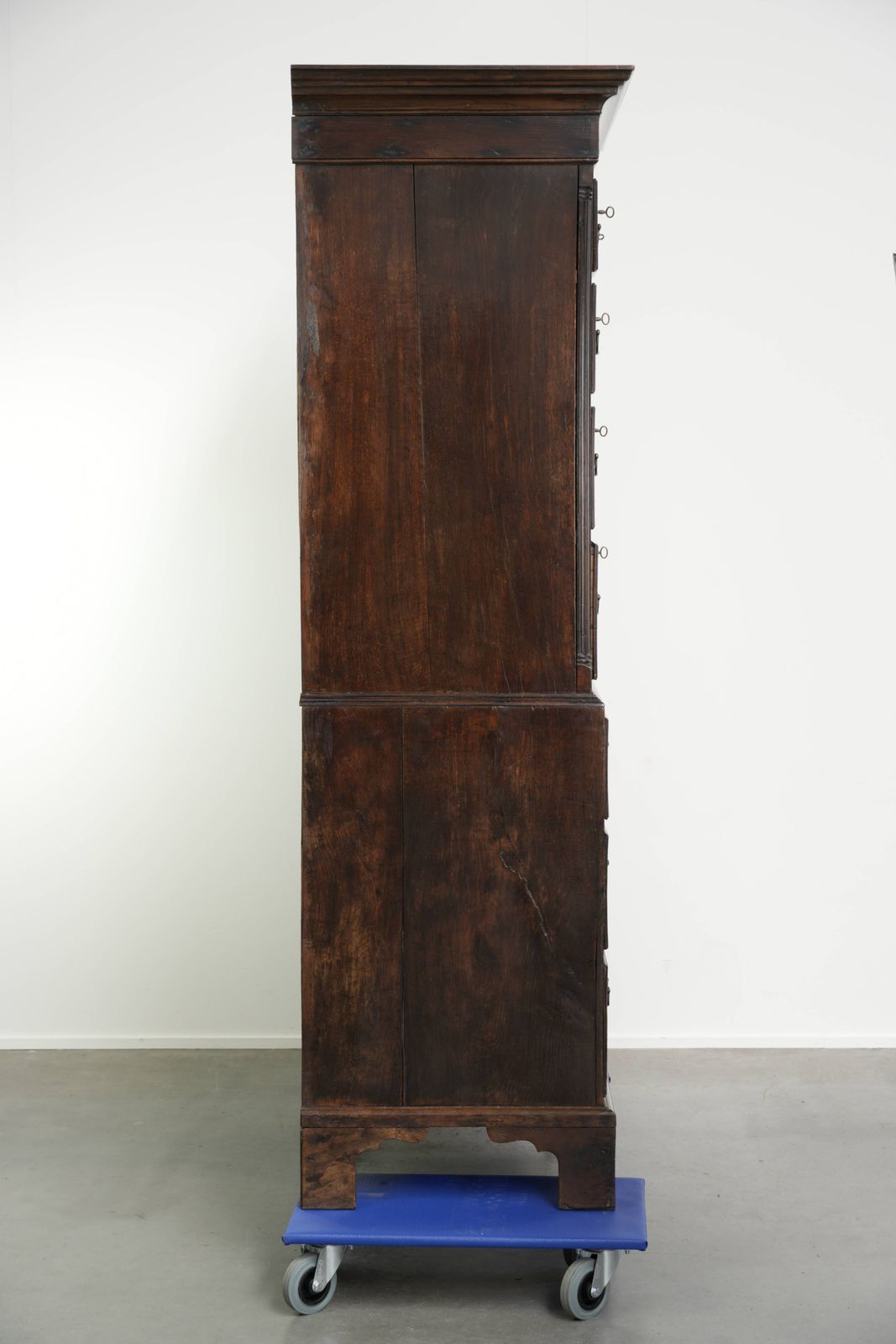 Elegante antieke Engelse ladekast, kast op kast uit de 18e eeuw, vervaardigd van eiken met fraai intarsia inlegwerk. photo for sale