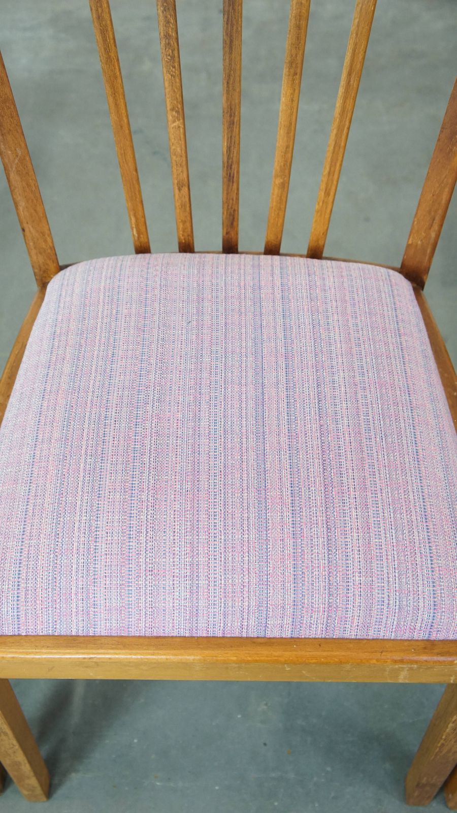 Set van vier vintage eetkamerstoelen uit de jaren 1970 met stoffen zitting en houten frame photo Meubels