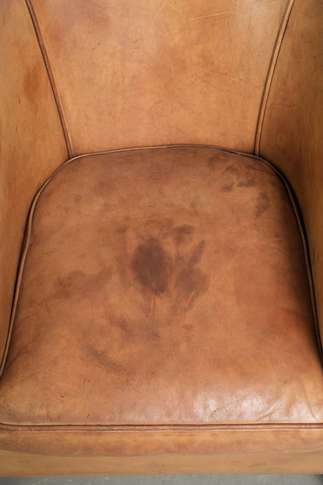 Karaktervolle Club Fauteuil van Schapenleer in een Lichte Cognackleur, Afgewerkt met Siernagels. photo vinterior