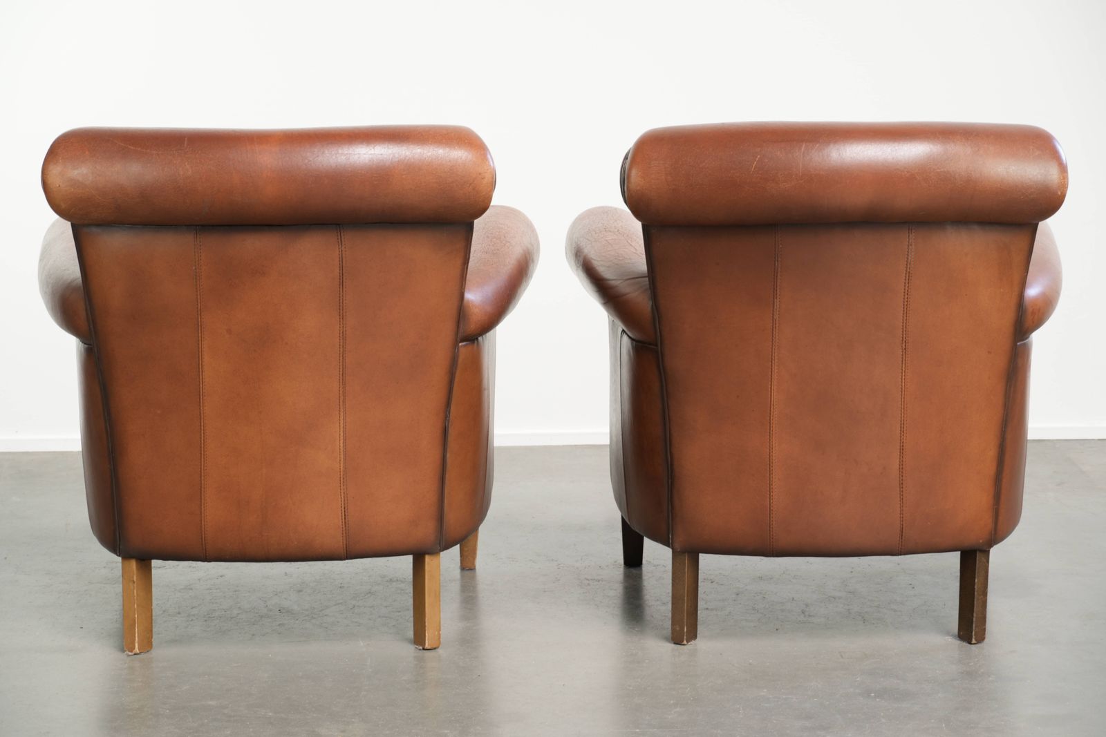Set van 2 comfortabele schapenvachten fauteuils met een tijdloze uitstraling en goed zitcomfort. photo for sale