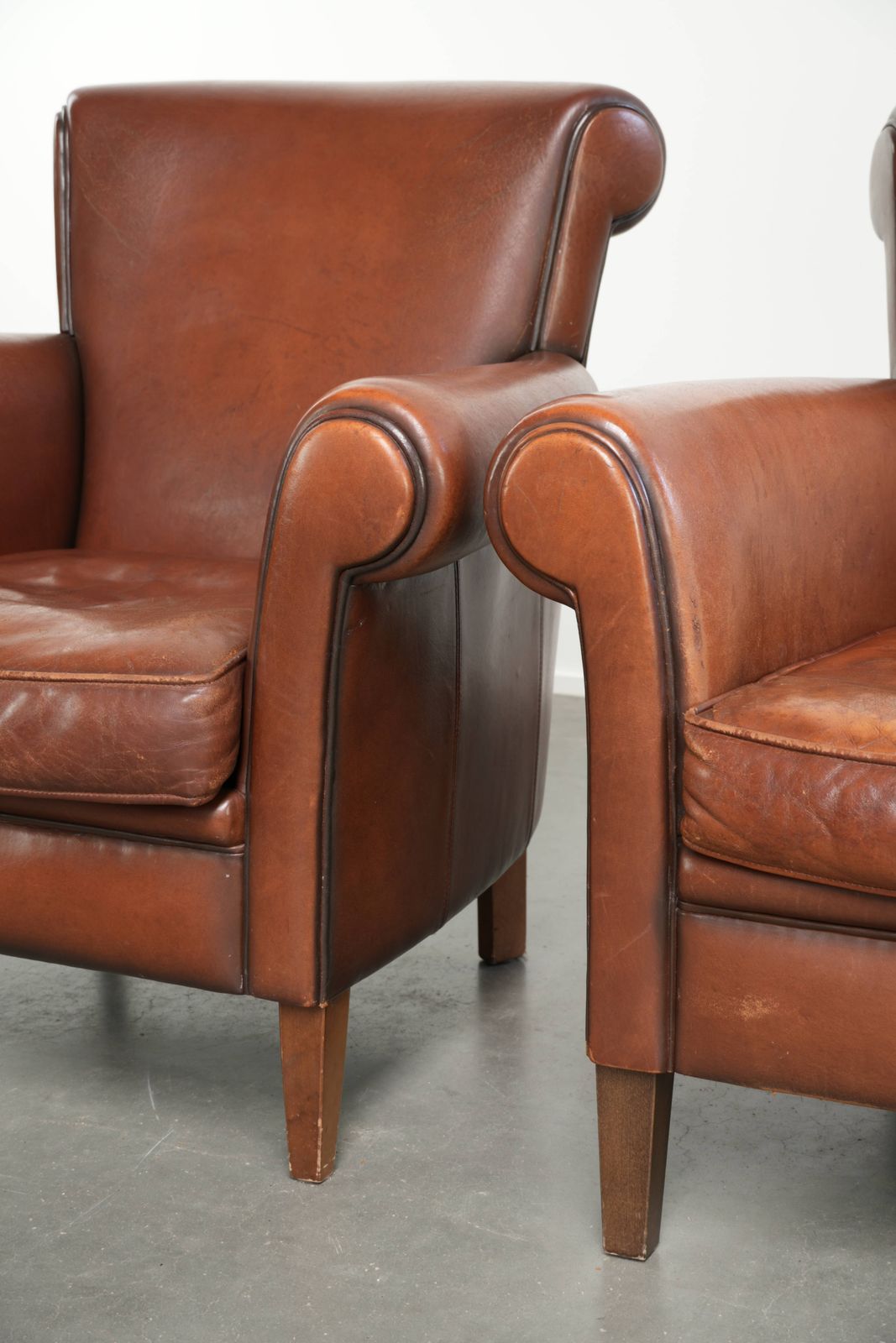 photo for sale Set van 2 comfortabele schapenvachten fauteuils met een tijdloze uitstraling en goed zitcomfort.