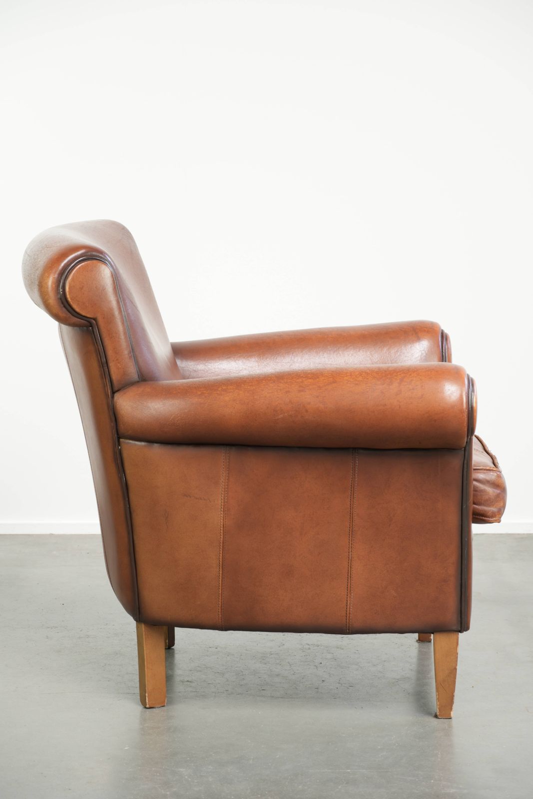 Tijdloze Fauteuil Van Schapenleer Met Een Mooie Engelse Uitstraling photo for sale