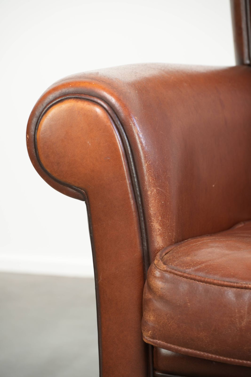 photo for sale Tijdloze Fauteuil Van Schapenleer Met Een Mooie Engelse Uitstraling