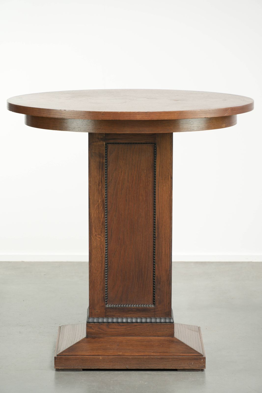 Prachtige Nederlandse Eiken Bijzettafel, Middentafel in Weelderig Amsterdamse School Design met Verfijnde Details photo furniture