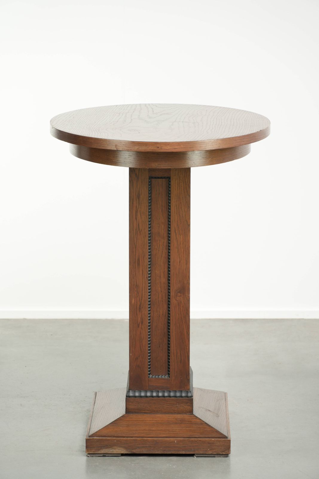 Prachtige Nederlandse Eiken Bijzettafel, Middentafel in Weelderig Amsterdamse School Design met Verfijnde Details photo for sale