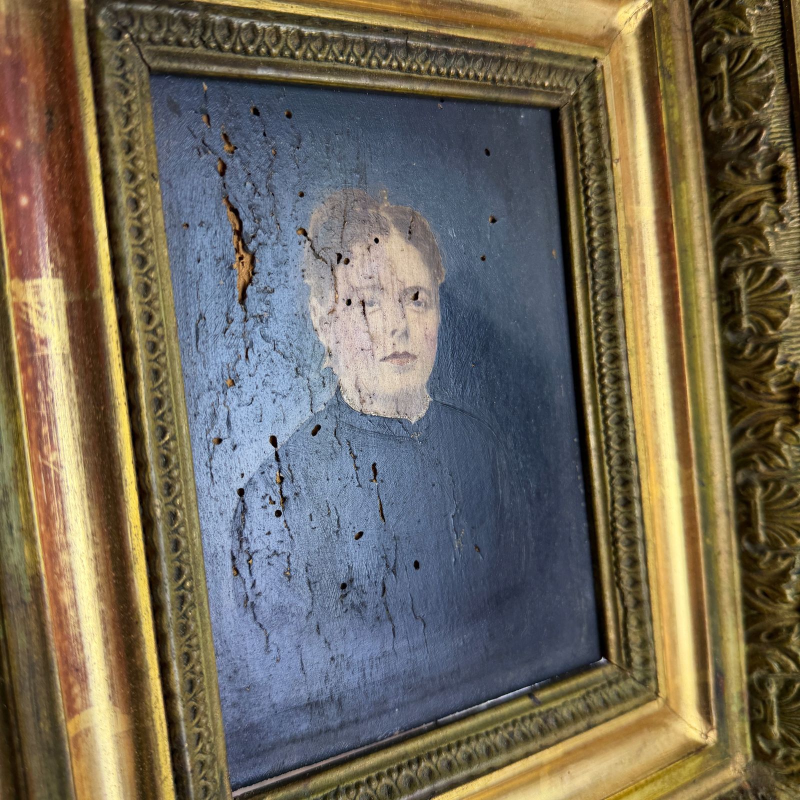 19e-eeuws portret, antiek Frans ingelijst portret van een vrouw, olieverf op paneel photo furniture