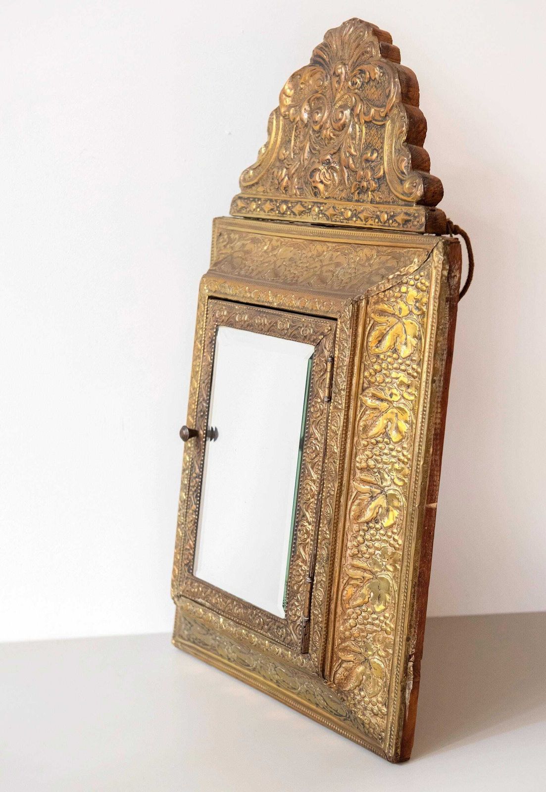 Miroir de coiffeuse d'époque en laiton français, crête florale en repoussé, de style Louis XV photo vinterior