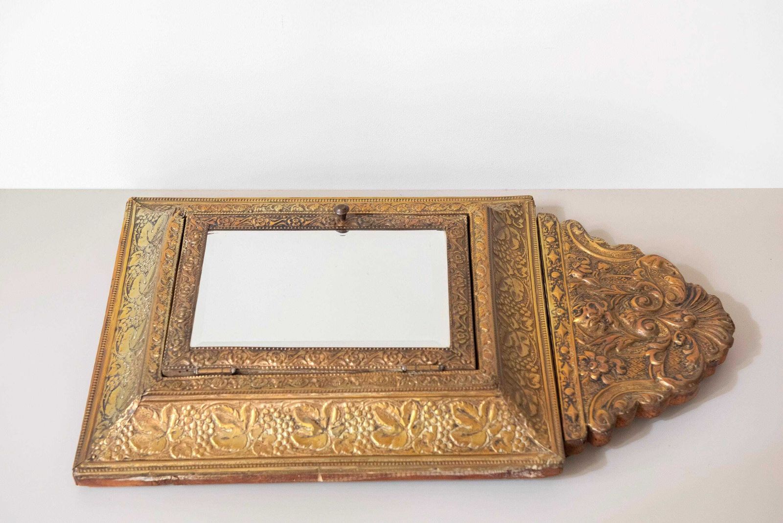 photo for sale Miroir de coiffeuse d'époque en laiton français, crête florale en repoussé, de style Louis XV