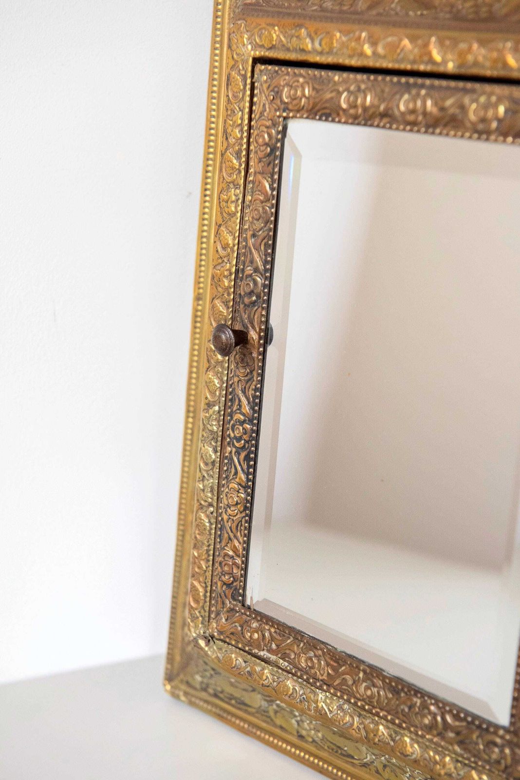 photo vinterior Miroir de coiffeuse d'époque en laiton français, crête florale en repoussé, de style Louis XV