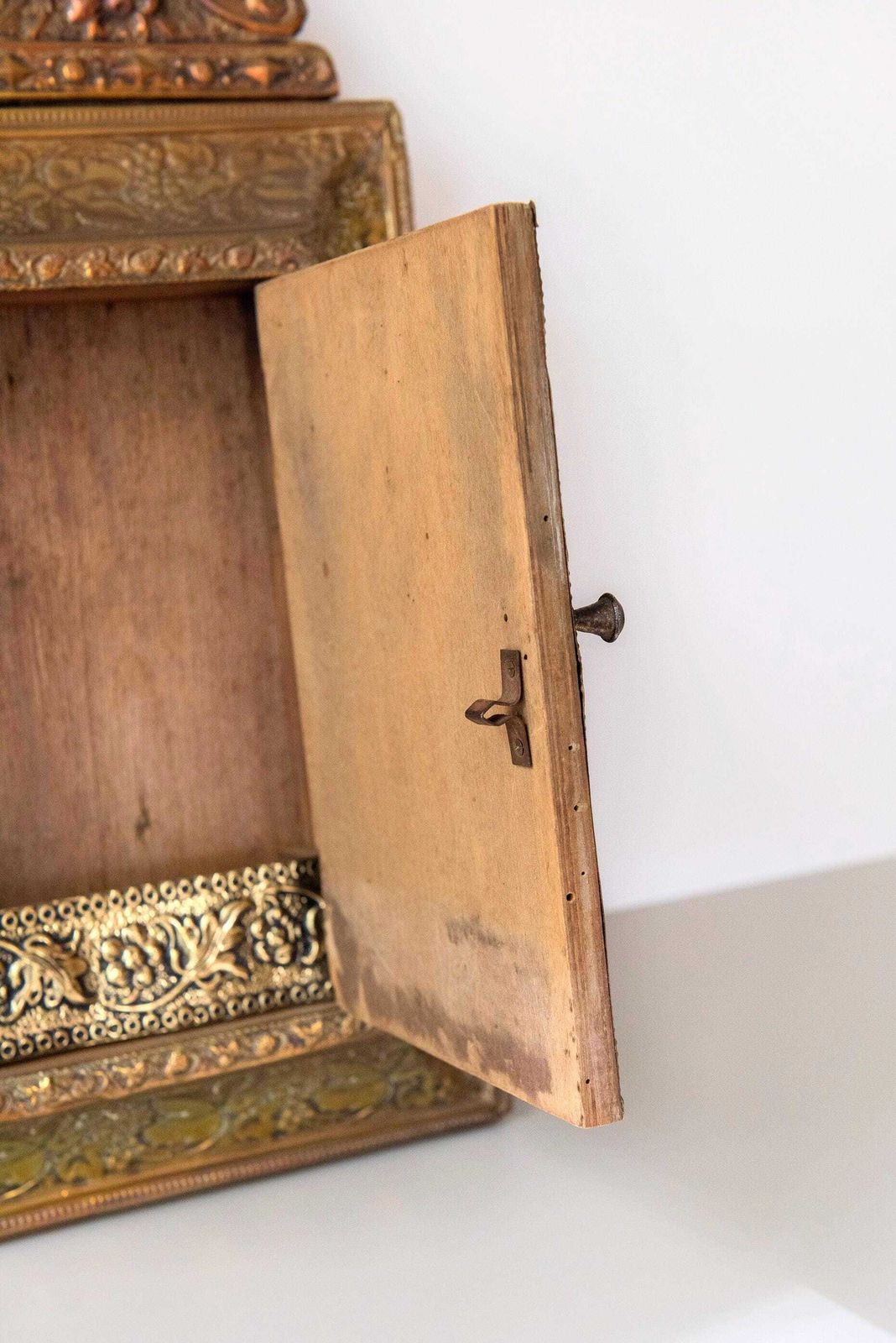photo vintage Antique French Brass Vanity Mirror Cabinet – Repoussé Floral Crest – Louis XV Revival