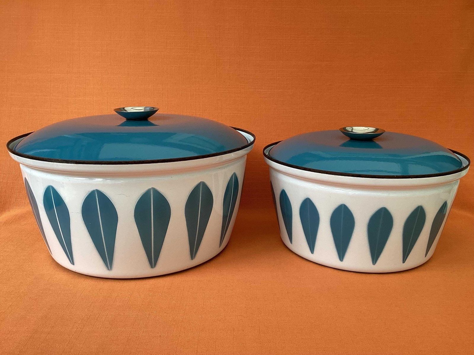 photo vintage Vintage Cathrineholm grote geëmailleerde crockpot/braadpan in turquoiseblauw Lotus-design, retro kookgerei