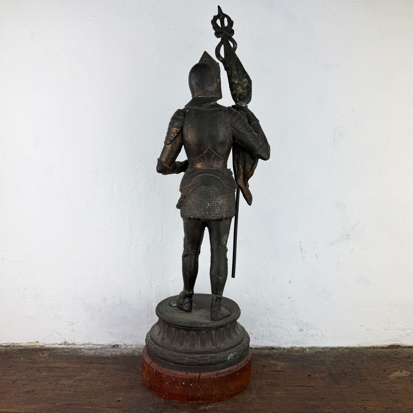 Antiek Frans ridderbeeldje, spelterstandbeeld, Jeanne d'Arc photo vinterior