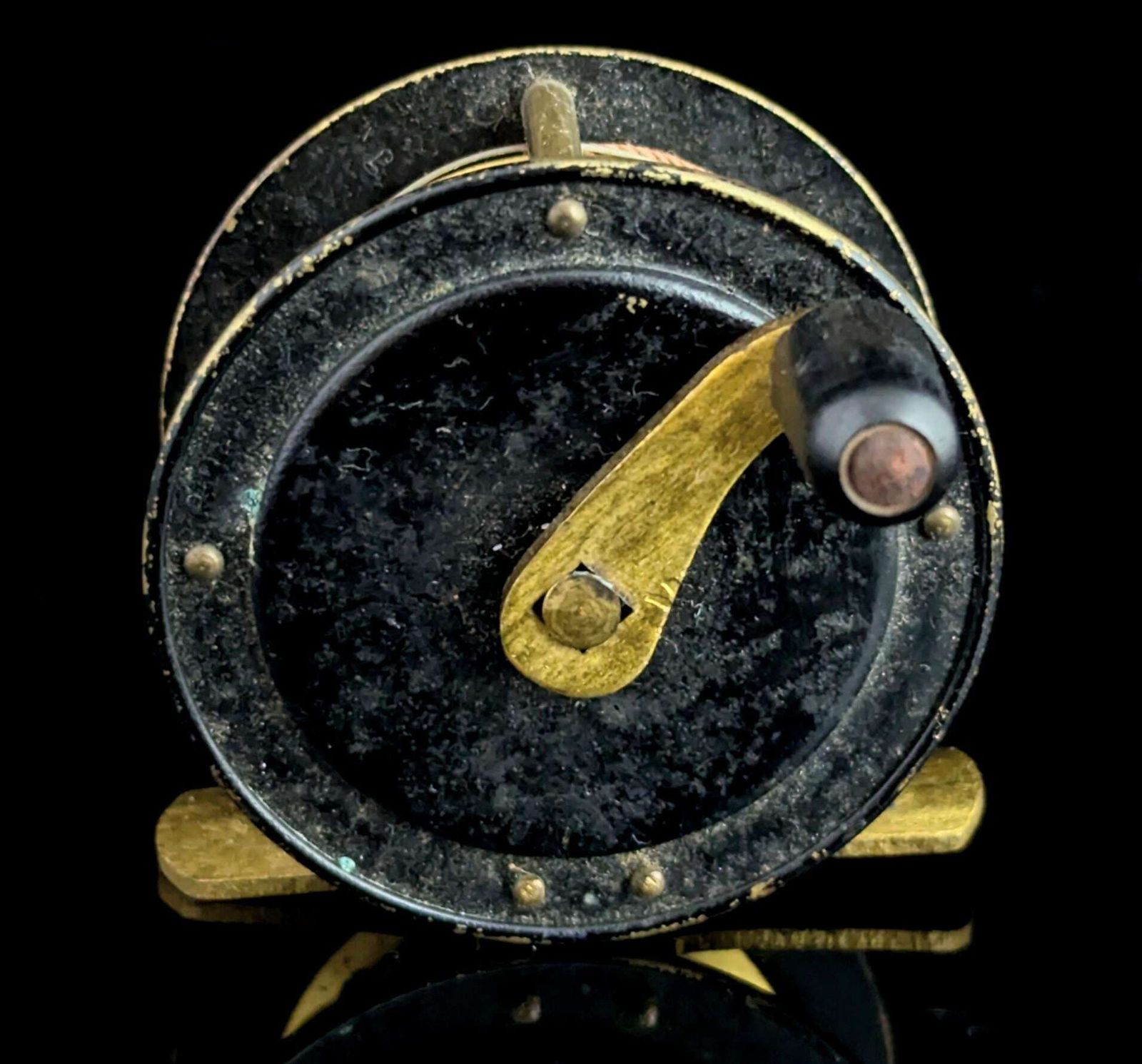 Moulinet de pêche latéral miniature d'époque, laque noire et laiton doré photo furniture