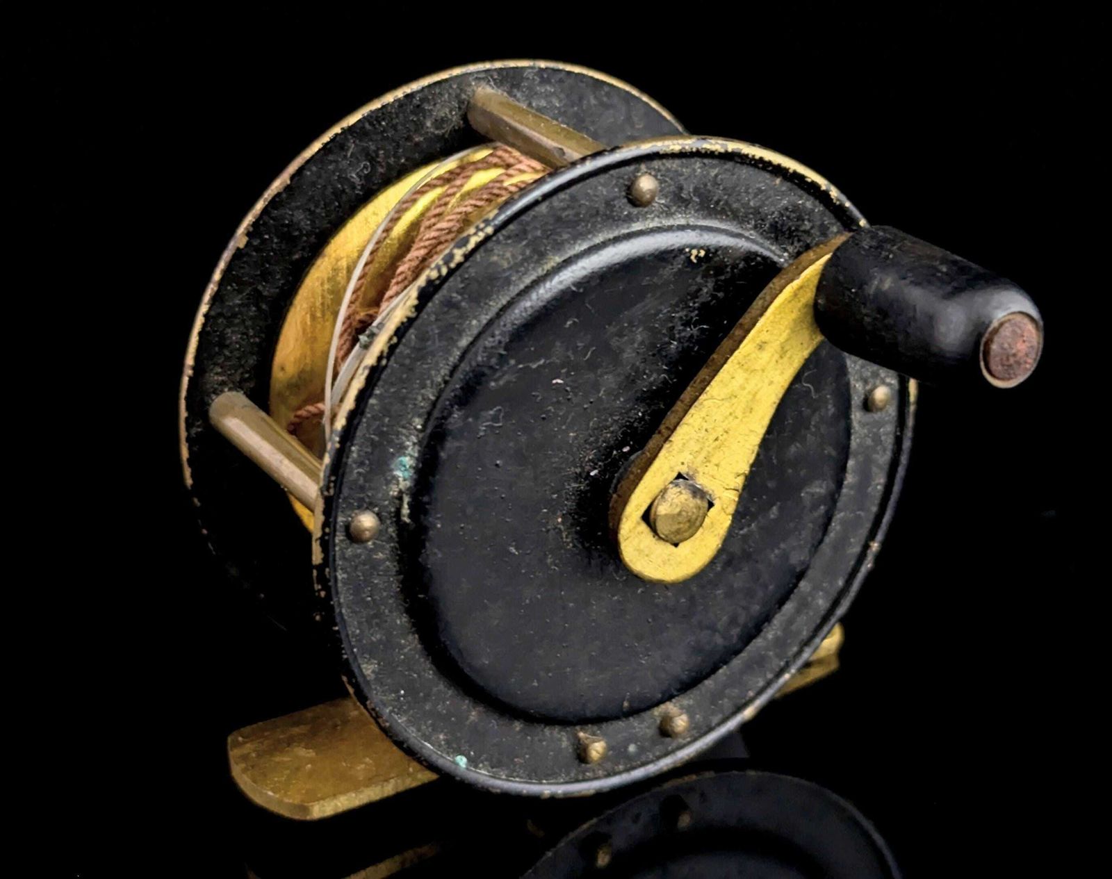 Moulinet de pêche latéral miniature d'époque, laque noire et laiton doré photo buy