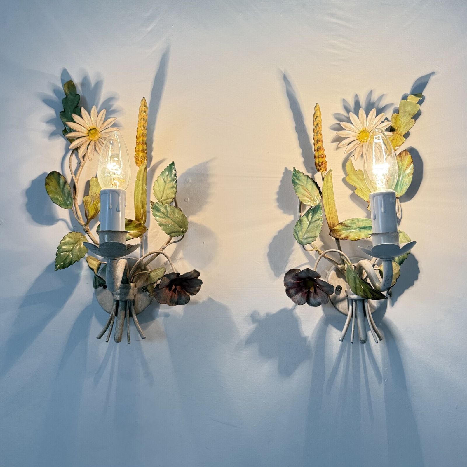 Ensemble de 2 appliques murales italiennes en tôle peinte, décor floral et feuillages, années 1970 photo furniture